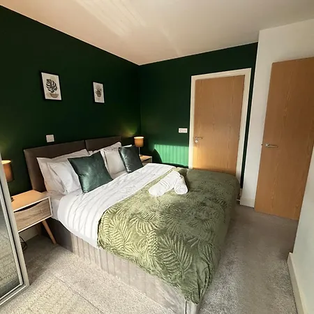 Luxury Canal-Side Apartment, Hemel Hempstead, Free Parking, Perfect For Contractors Exterior photo