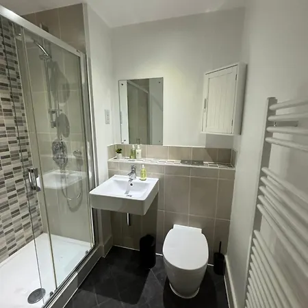 Luxury Canal-Side Apartment, Hemel Hempstead, Free Parking, Perfect For Contractors Exterior photo