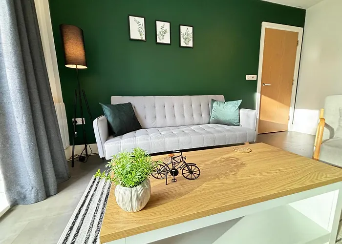 Luxury Canal-Side Apartment, Hemel Hempstead, Free Parking, Perfect For Contractors