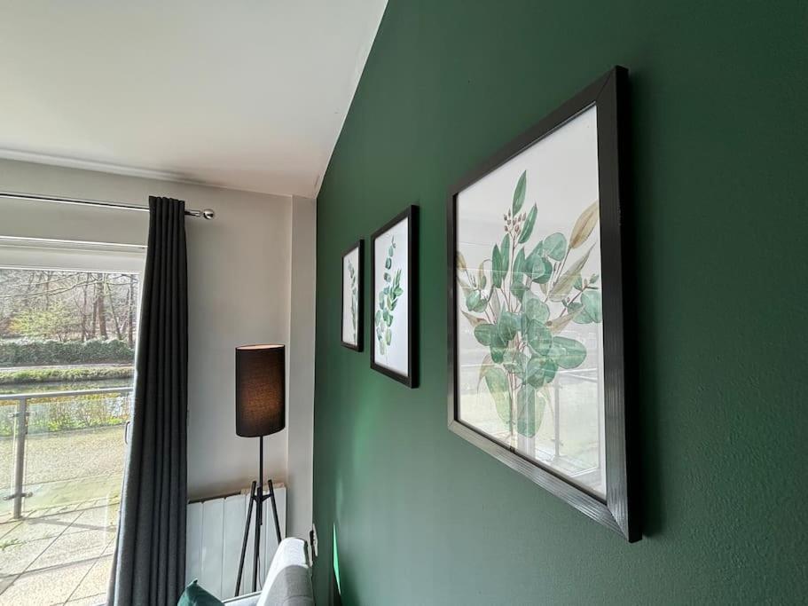 Luxury Canal-side Apartment, Hemel Hempstead, Free Parking, Perfect For Contractors Apartment