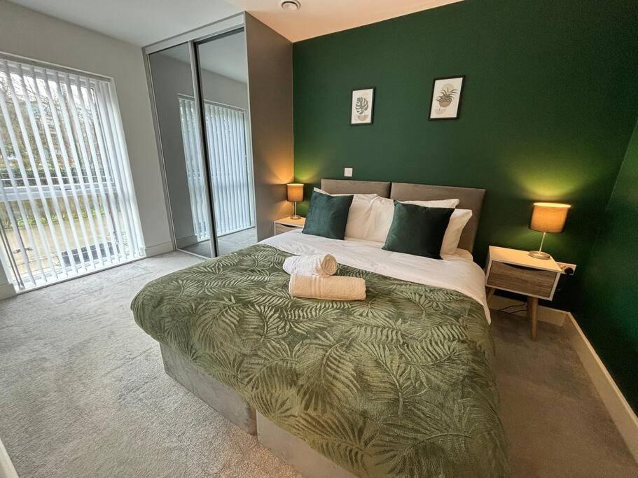 Luxury Canal-side Apartment, Hemel Hempstead, Free Parking, Perfect For Contractors *