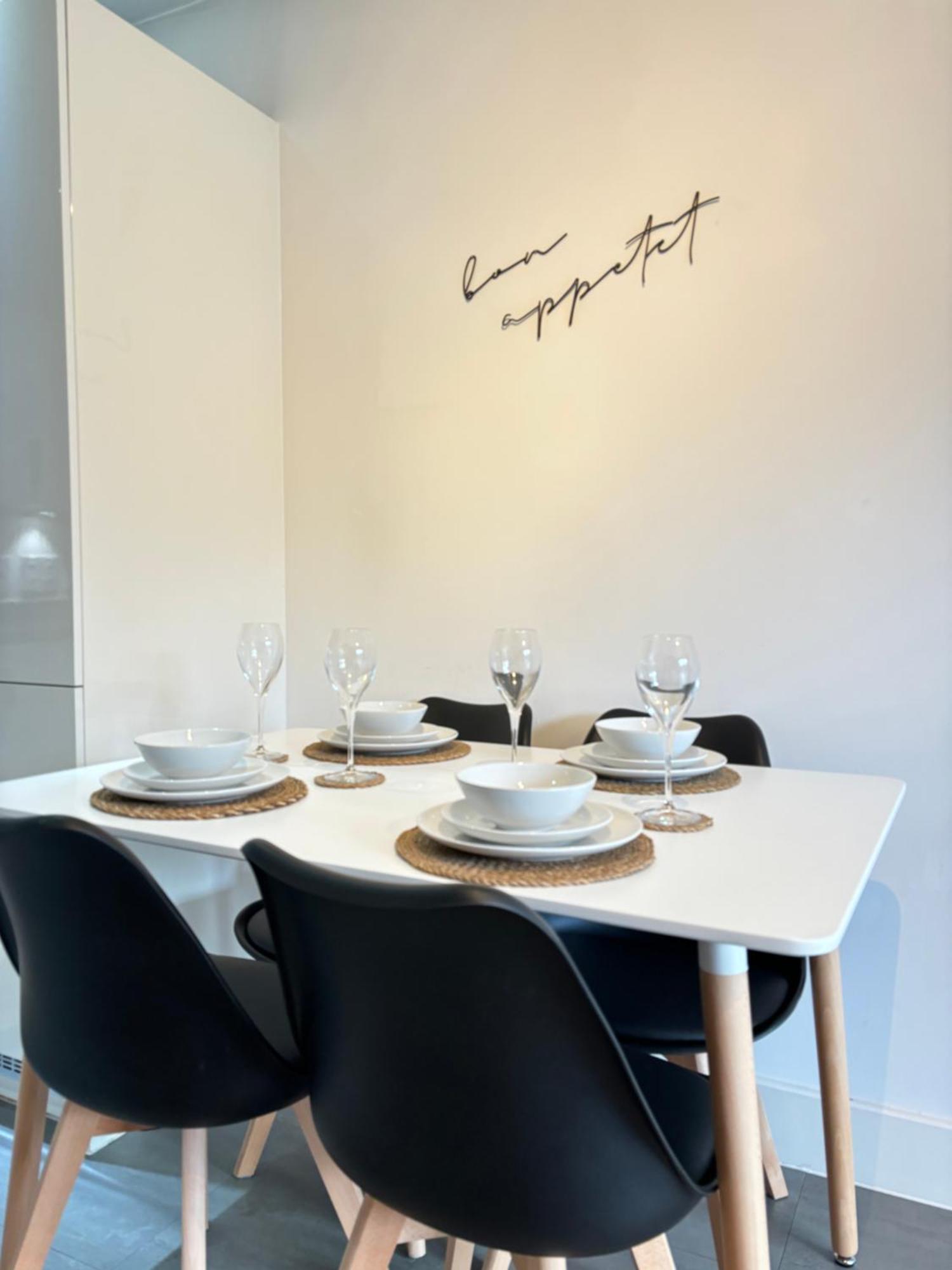 Luxury Canal-side Apartment, Hemel Hempstead, Free Parking, Perfect For Contractors Apartment Hemel Hempstead