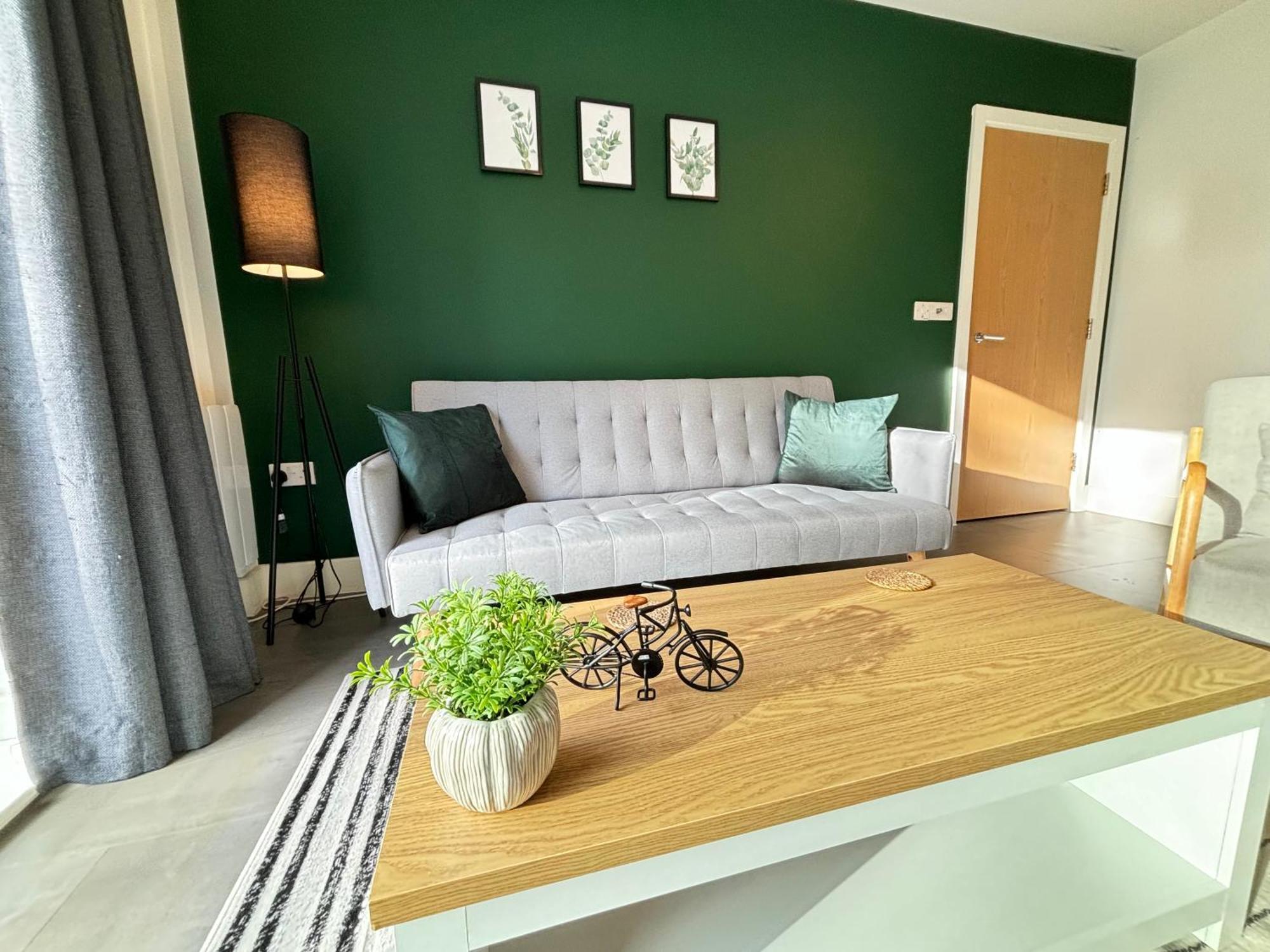 Luxury Canal-side Apartment, Hemel Hempstead, Free Parking, Perfect For Contractors Hemel Hempstead