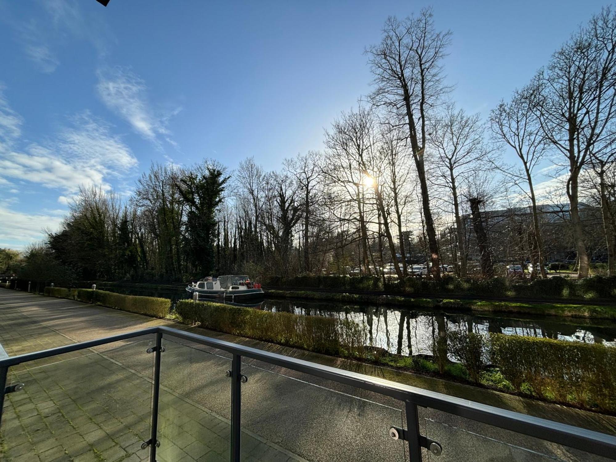 Luxury Canal-side Apartment, Hemel Hempstead, Free Parking, Perfect For Contractors Apartment