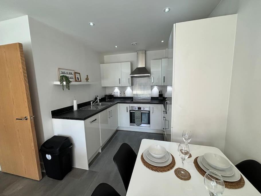 Apartment Luxury Canal-side Apartment, Hemel Hempstead, Free Parking, Perfect For Contractors