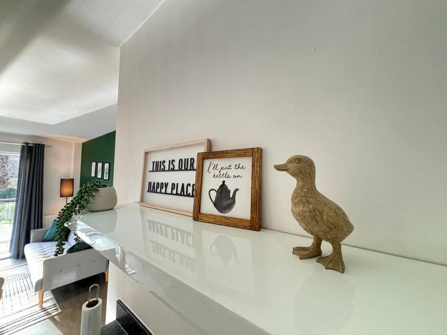 Luxury Canal-side Apartment, Hemel Hempstead, Free Parking, Perfect For Contractors Apartment