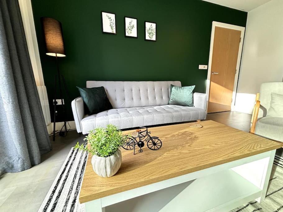 Luxury Canal-side Apartment, Hemel Hempstead, Free Parking, Perfect For Contractors Apartment *