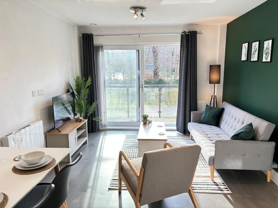 Apartment Luxury Canal-side Apartment, Hemel Hempstead, Free Parking, Perfect For Contractors *