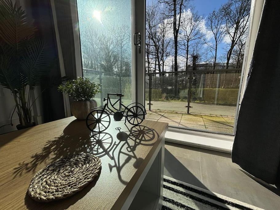 Luxury Canal-side Apartment, Hemel Hempstead, Free Parking, Perfect For Contractors Apartment *
