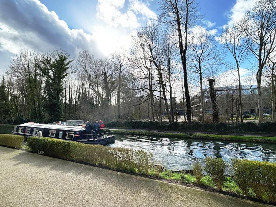 Luxury Canal-side Apartment, Hemel Hempstead, Free Parking, Perfect For Contractors *