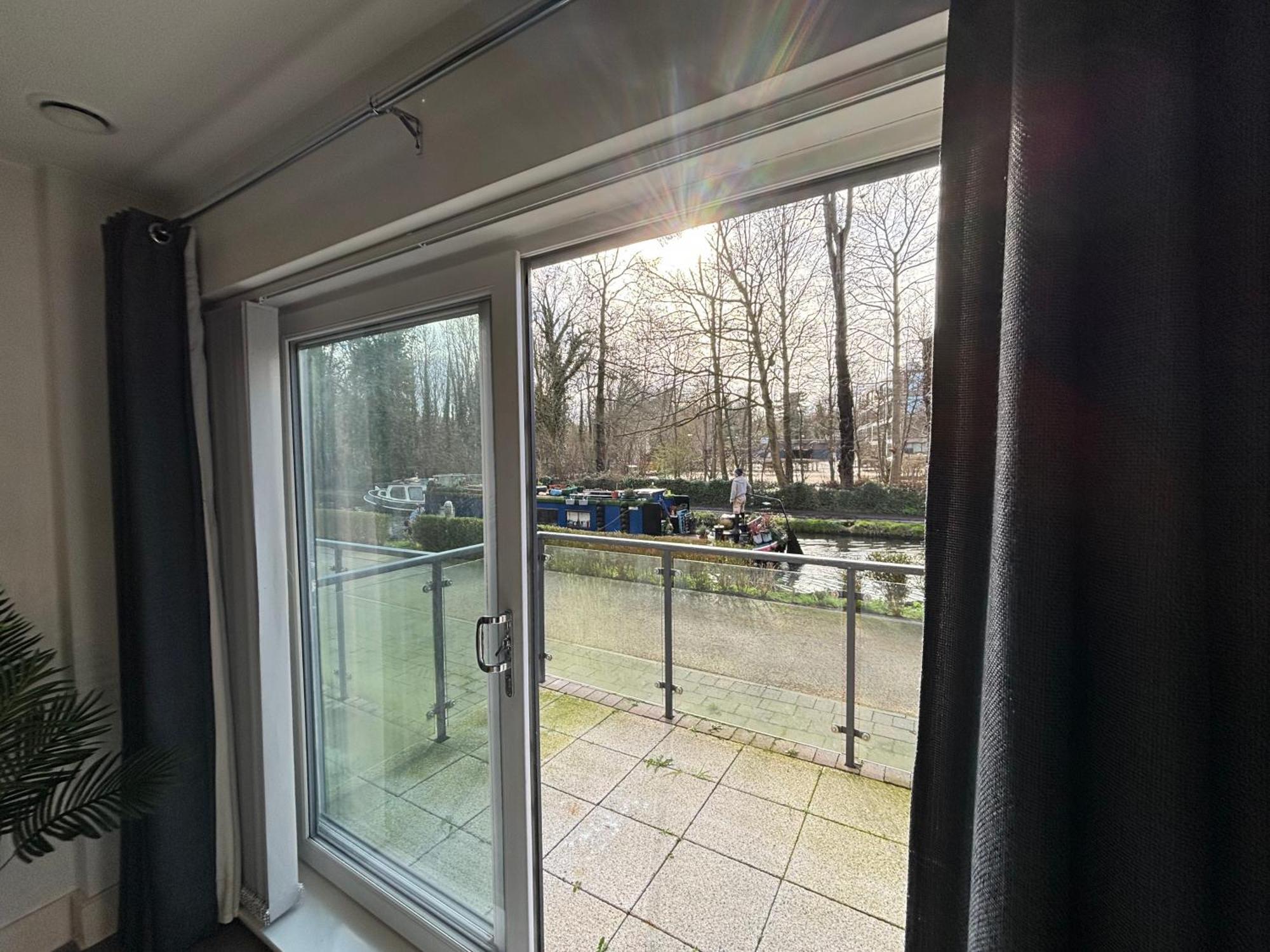 Luxury Canal-side Apartment, Hemel Hempstead, Free Parking, Perfect For Contractors * Hemel Hempstead
