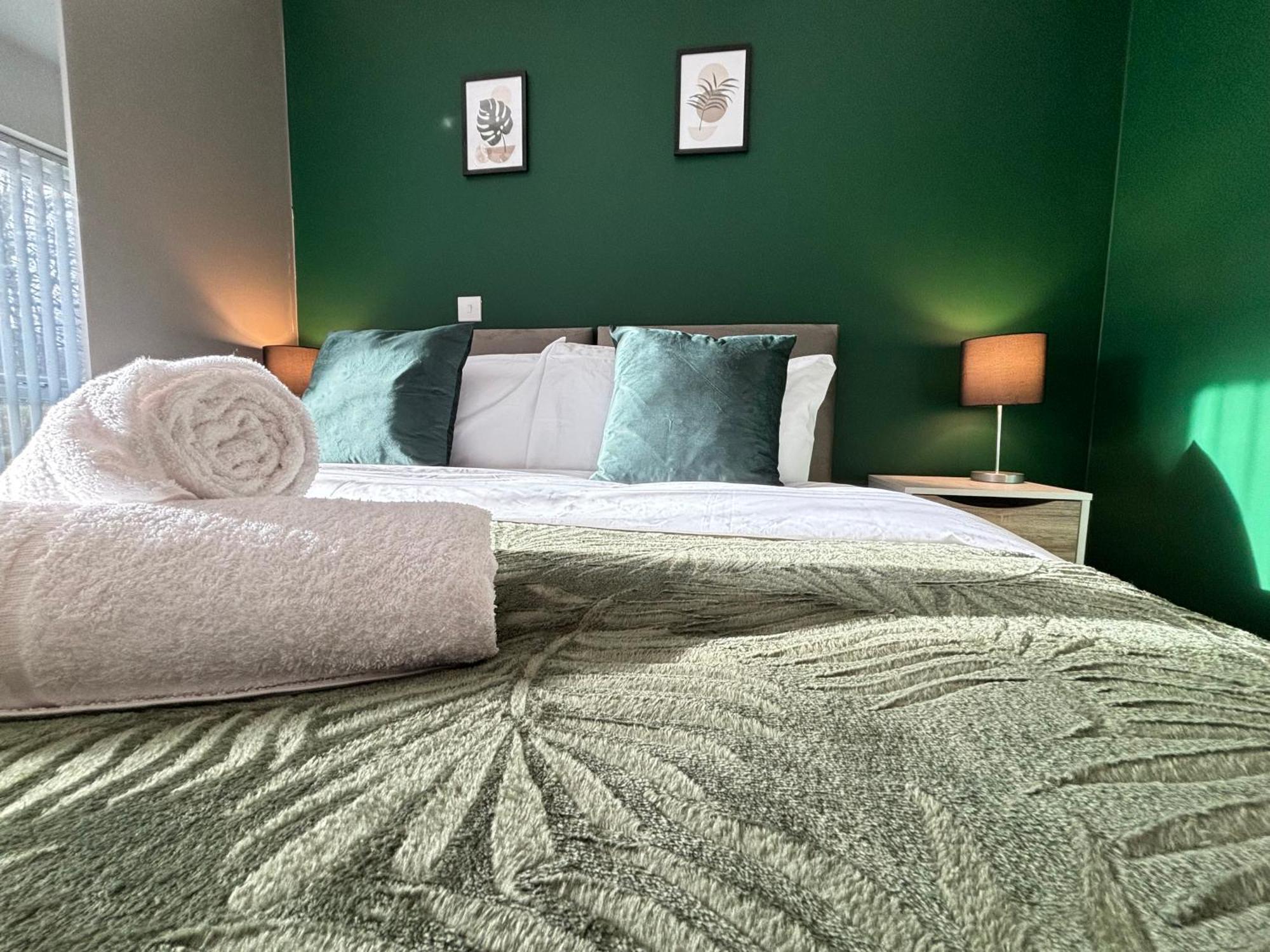 Luxury Canal-side Apartment, Hemel Hempstead, Free Parking, Perfect For Contractors * Hemel Hempstead