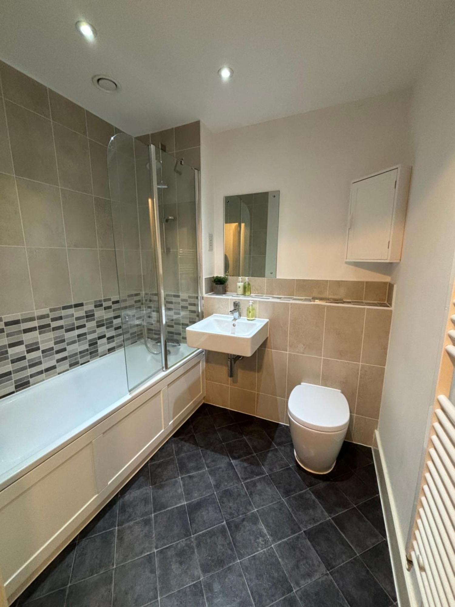 Luxury Canal-side Apartment, Hemel Hempstead, Free Parking, Perfect For Contractors Hemel Hempstead