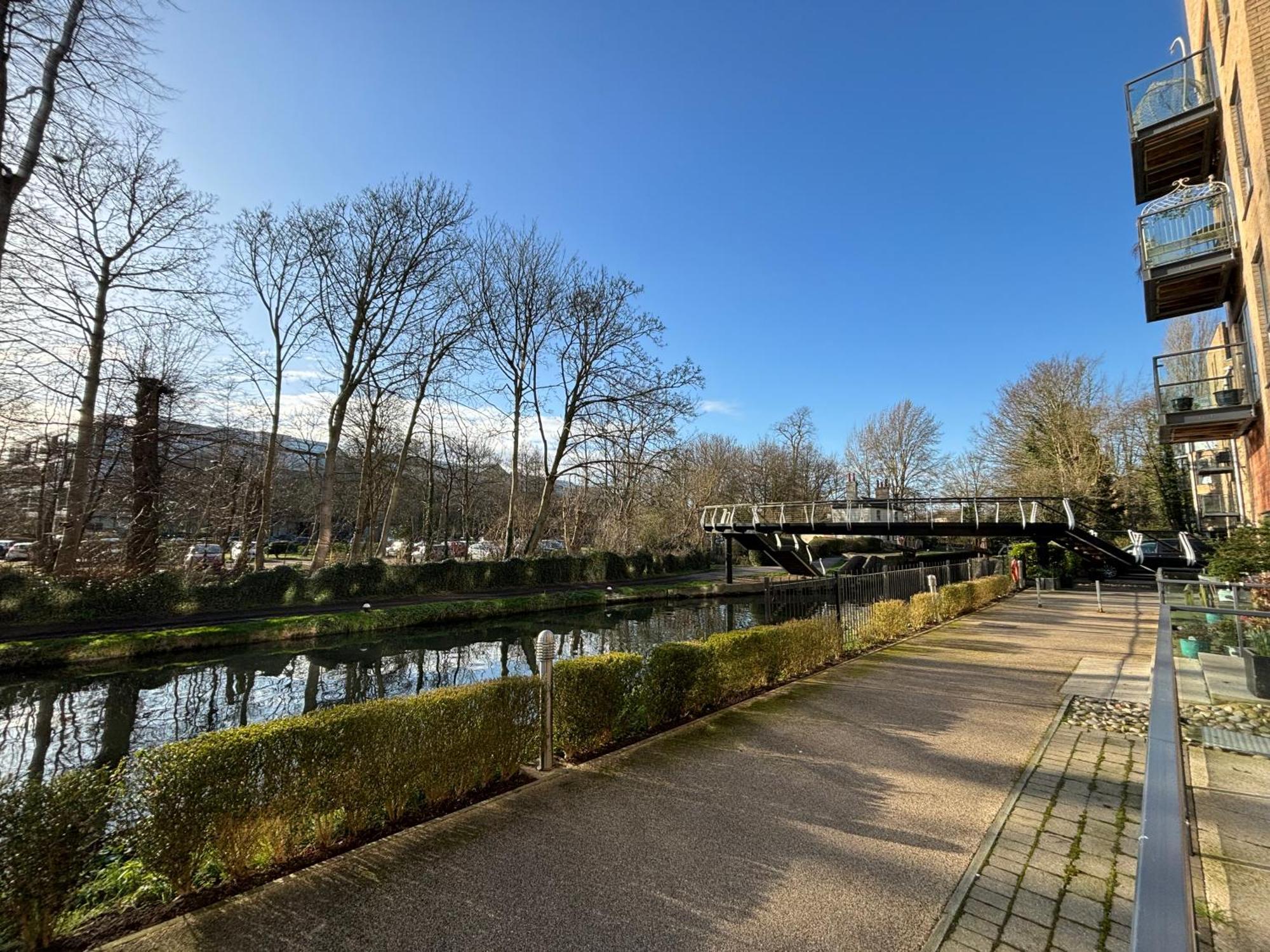 Luxury Canal-side Apartment, Hemel Hempstead, Free Parking, Perfect For Contractors Hemel Hempstead