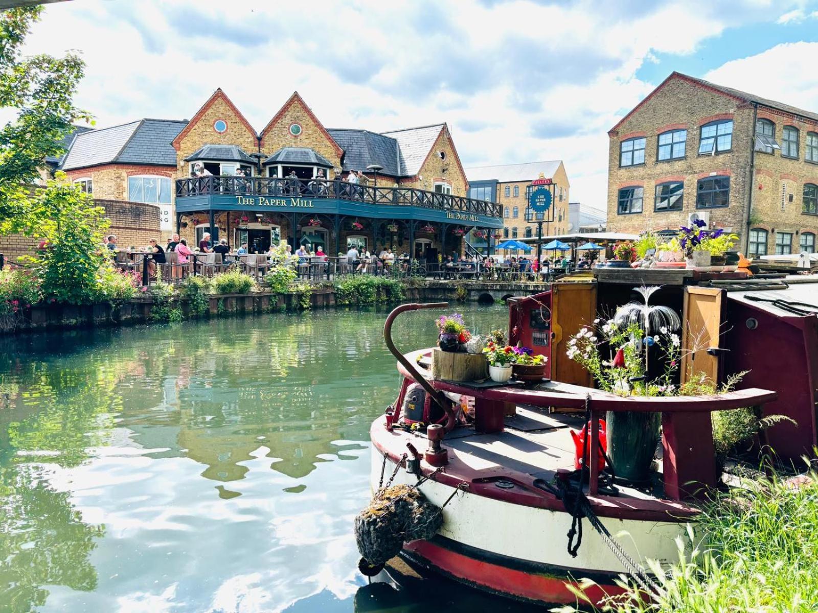 Luxury Canal-side Apartment, Hemel Hempstead, Free Parking, Perfect For Contractors