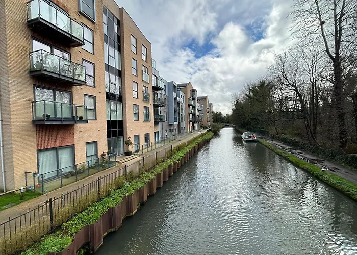 Luxury Canal-Side Apartment, Hemel Hempstead, Free Parking, Perfect For Contractors