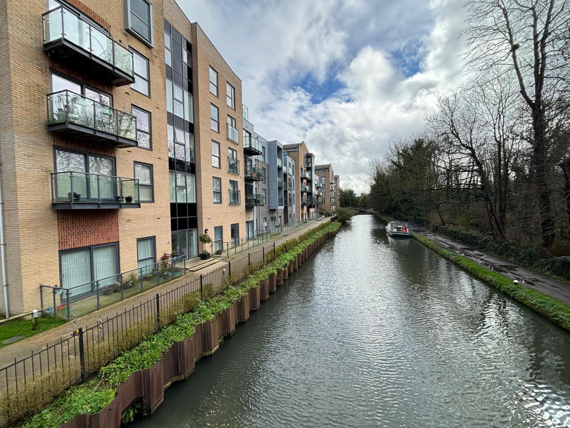 Luxury Canal-side Apartment, Hemel Hempstead, Free Parking, Perfect For Contractors Hemel Hempstead