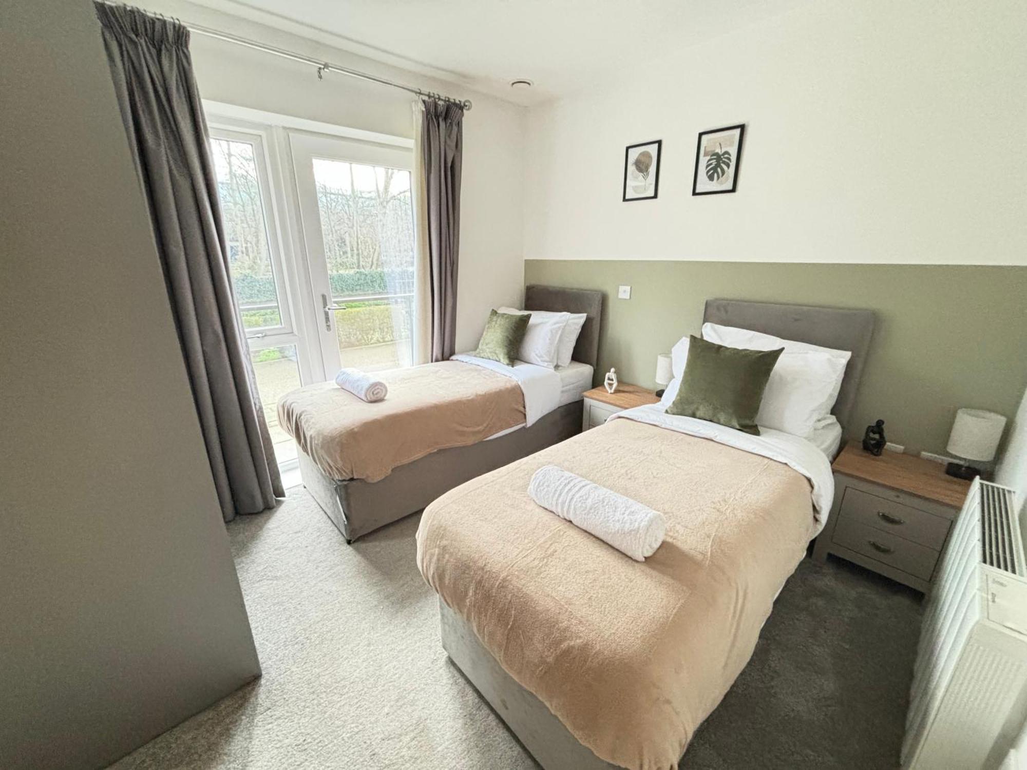Luxury Canal-side Apartment, Hemel Hempstead, Free Parking, Perfect For Contractors *
