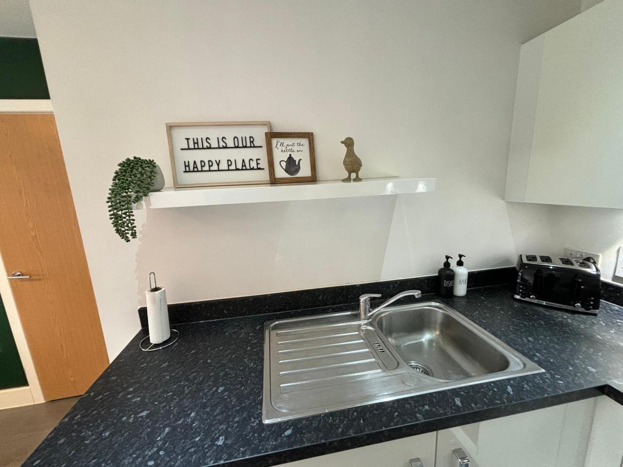 Luxury Canal-side Apartment, Hemel Hempstead, Free Parking, Perfect For Contractors Appartamento