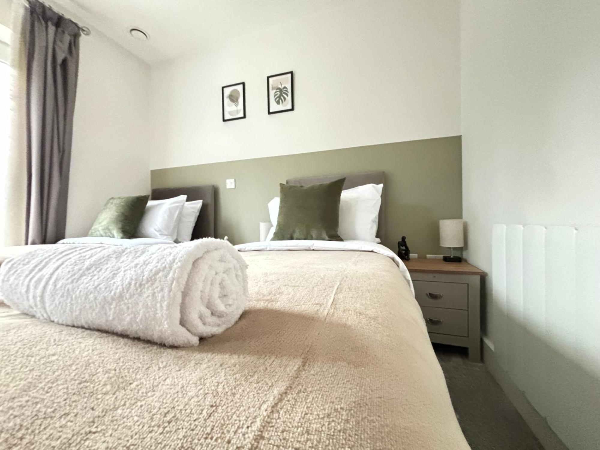 Luxury Canal-side Apartment, Hemel Hempstead, Free Parking, Perfect For Contractors Appartamento Hemel Hempstead
